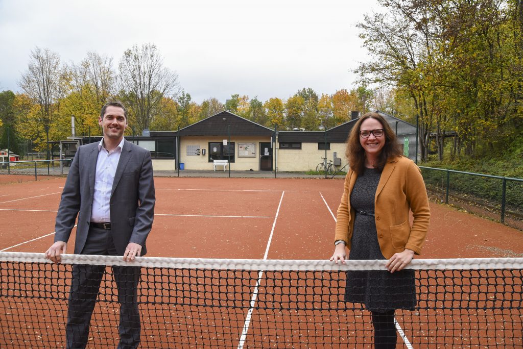 Jan Kaiser, 1. Vorsitzender des Tennisvereins Tie Break Troisdorf e. V., und die Landtagsabgeordnete Katharina Gebauer freuen sich über den Landeszuschuss für die Club-Anlage.